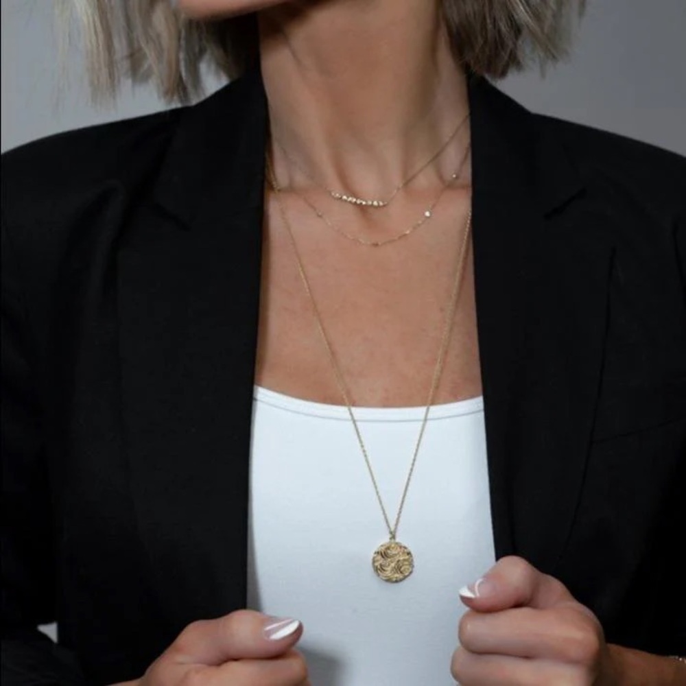 The Sis Kiss x Loverly Grey Flower Coin Pendant